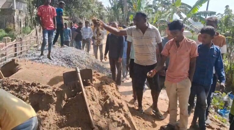 নিম্নমানের সামগ্রী দিয়ে রাস্তার কাজ, অভিযোগ তুলে কাজ বন্ধ করল গ্রামবাসীরা