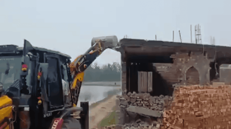 সাহারানপুরে নির্মাণাধীন মসজিদে বুলডোজার চালাল প্রশাসন, নোটিস ছাড়াই ভাঙার অভিযোগ স্থানীয় মুসলিমদের